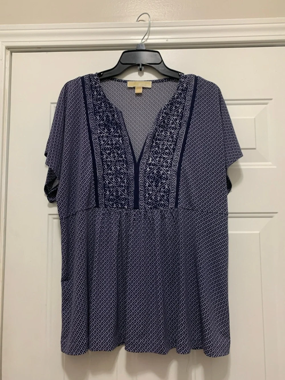 3/$15 Michael Kors Navy Patterned V-Neck Top with Embroidered Panel Sz Large